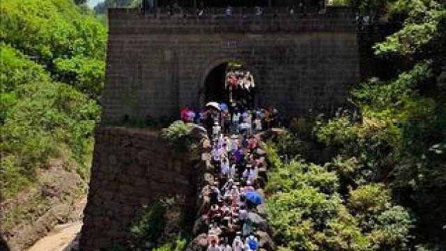 五一小长假第二天，五万人空港剑门关#一夫当关万夫莫开 #剑门关#剑阁是个好地方#一帧中国·大美广元#