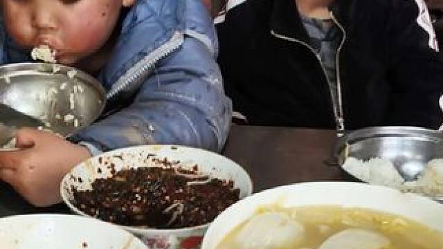 双双吃饭挺有食欲的。#农村娃