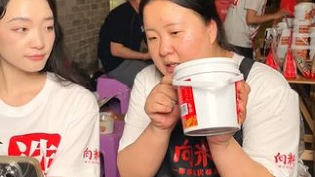 很多朋友说收到小面调料觉得桶很难打开，胖妹亲自演示怎么打开！#小面调料 #重庆小面 #重庆美食