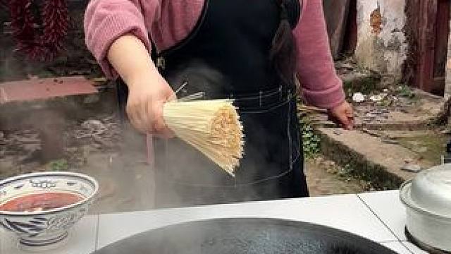 今天又煮了热气腾腾一大锅面，家里人都吃得超满足，太香了！#这一碗好过瘾 #重庆小面 #重庆美食 #小