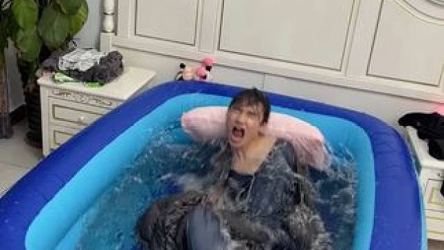 把家里的床拆了换成水床，给回家的男友一个惊喜，让他体验下提前入夏！