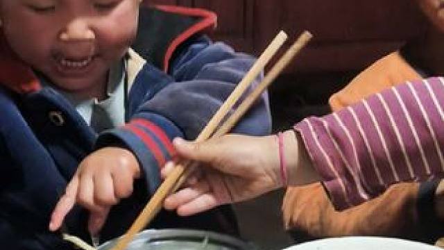 小双挺喜欢吃菠菜的。#吃饭香香身体棒棒 #农村娃