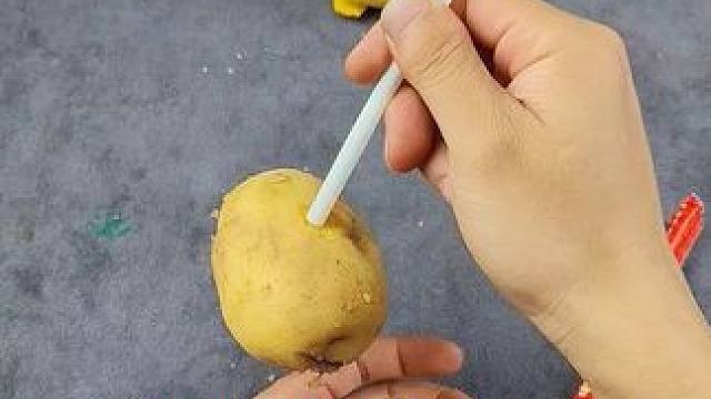 太离谱了！吸管真的可以插进土豆里面吗？结局万万没想到！