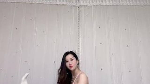 #瑜伽女孩 #一字马 #自律遇见更好的自己 #日常练功 早安，愿你的心灵像初升的太阳，温暖而明亮，照