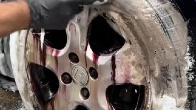 汽车漆面铁粉咋去除？试试16年老品牌固特威，一喷一擦，轻松去除顽固铁粉！