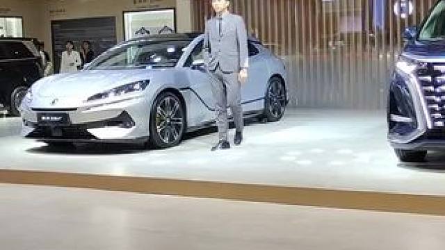 休息时去青岛国际会展中心看车展，氛围棒、车酷炫、规模大，像钢铁巨兽展魅力，大家可去感受。（注意，叠加