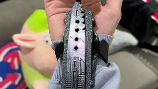 没有男生会拒绝这么酷的袖剑吧~ #有男生会拒绝这个玩具吗 #酷炫