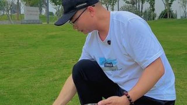 路边见到不起眼的小蘑菇，如何用手机拍出高级感，试试用一个微距镜手机也能拍出单反效果#手机摄影 #拍摄