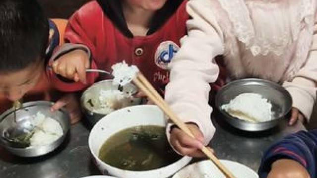 今天四个孩子吃饭挺乖的。#农村娃