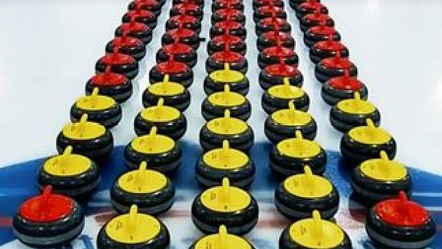 冰壶激烈碰撞后，为何稳稳地停在原地？动量守恒的神奇效应 #科普 #涨知识 #物理 #冰壶 #动量守恒