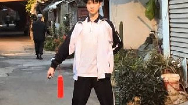 作业写完了 出来练会剑 #男高 #国风 #剑舞 #户外舞蹈