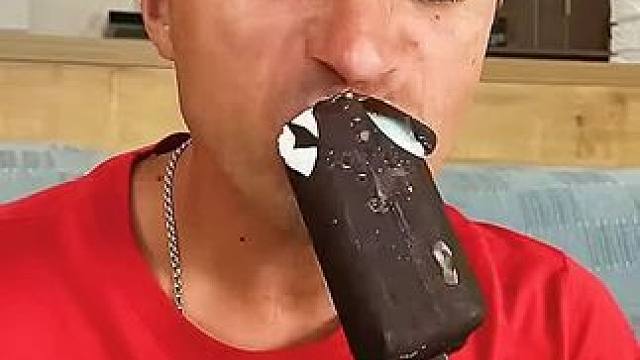 老爸吃独食被发现，看接下来会发生什么