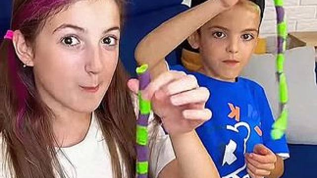 这蛇形软糖看着不错，姐弟俩有口福了 #搞笑配音 #原创配音 #外国人真会玩