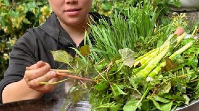 欧妹今天摘了很多野菜，配一锅酸辣猪脚吃个够 #美食 #农村生活 #野菜