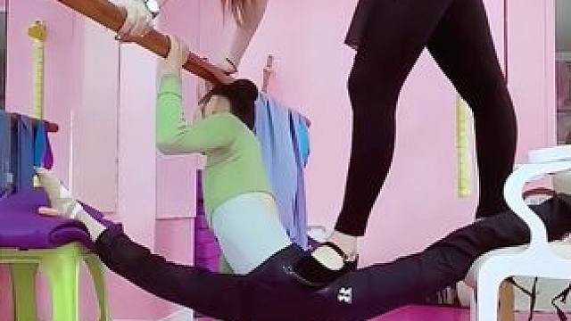 超暴力拉伸一字马：小妹腿都弯了 #高难度动作 #舞蹈基本功 #练出好身材