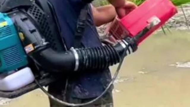 没想到就是这浪费的行为，却让男子一跃成为了村里首富！ #雪米饼 #小帅才 #好吃到停不下来 #超便宜