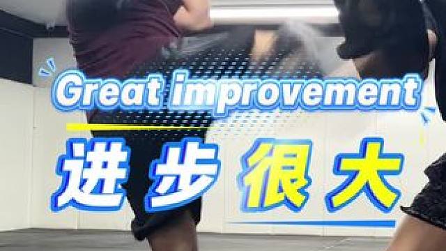泰拳培训 这位学员进步太大了，昨天踢腿还站不稳，今天都能打组合了，看他年纪大不敢练他体能，结果一问2