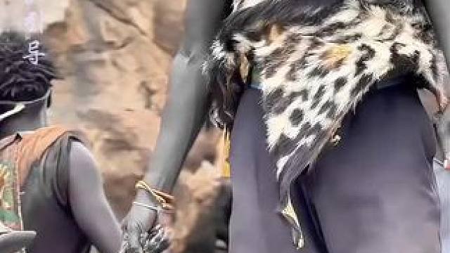 吃饱喝足不想家 #原始部落 #户外搞笑 #荒野求生