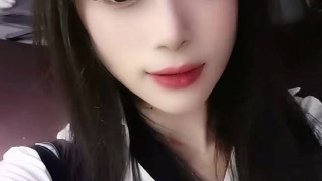 呜！在外面瞎逛，就是不想去上夜班。