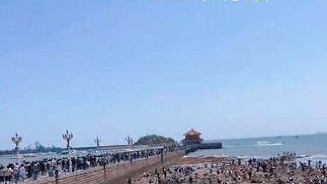 听说今天栈桥来了一亿人，我证明 是真的，鞋都被踩掉了#栈桥 #青岛