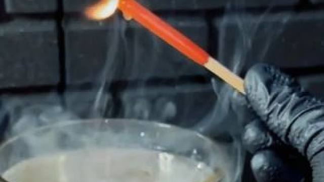 一旦点燃就无法熄灭！放水里都能燃烧的火柴，如何工作的？ #科普 #黑科技 #涨知识 #火柴 #奇闻异