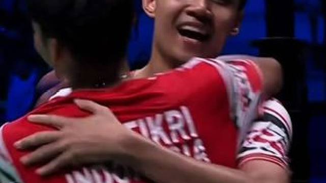 费克里/毛拉纳 VS 徐承载/金元昊
2025苏迪曼杯半决赛 韩国VS印尼
#羽毛球 #双打 #苏杯