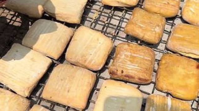 这才是小时候吃的臭豆腐太安逸了 #臭豆腐 #街边小吃 #贵州特色美食 #小时候的味道 #灵魂蘸料