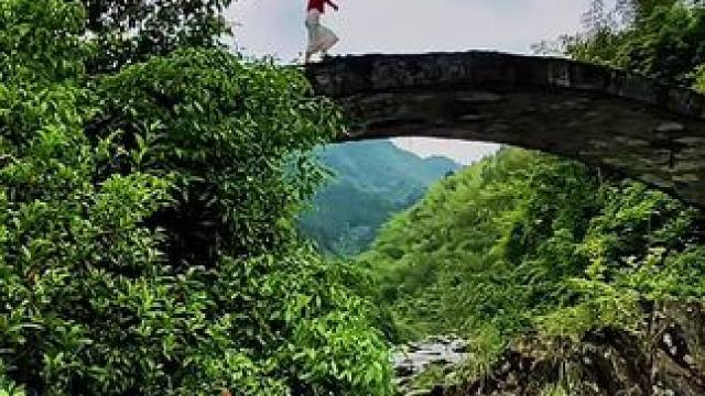 最能治愈人心的，便是这世间上的山水，将心放于天地间，所有的不知所错，都能慢慢释怀！#行走山水间 #美