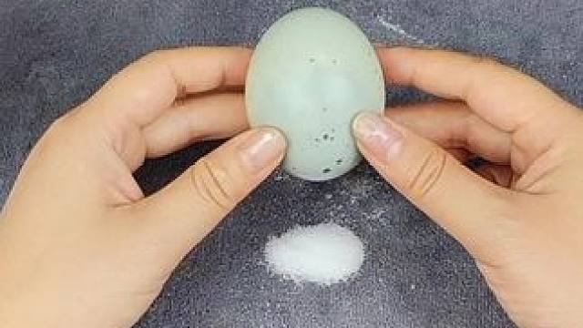 太离谱了！鸡蛋居然可以直直立起来？