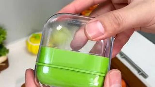 这个的东西你见过吗?削皮还能收纳蔬菜皮，方便实用#削皮刀