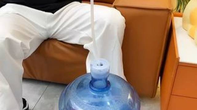 自带托盘抽水器 自带托盘抽水器再也不用手一直在那举着了，荣事达大品牌价格也不贵#小家电  #电动抽水