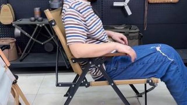 一个动作就可以收纳起来的克米特椅，可以很好地节约空间，还送了侧边袋和收纳袋#户外折叠椅子 #克米特椅