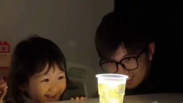 为了让女儿喝维生素，父亲制造浪漫表演！