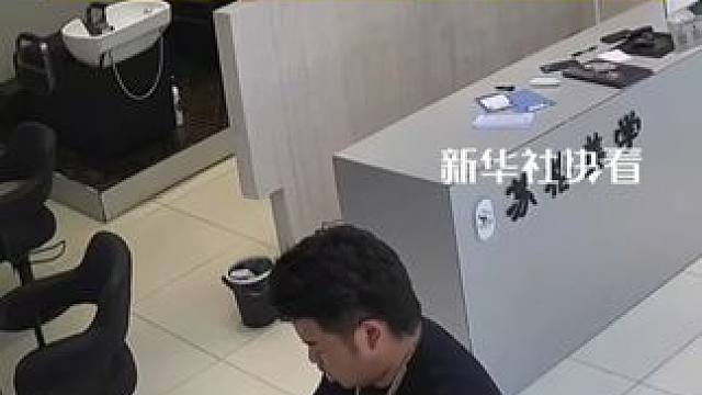 老人理发店门口徘徊，店长为老人暖心理发！