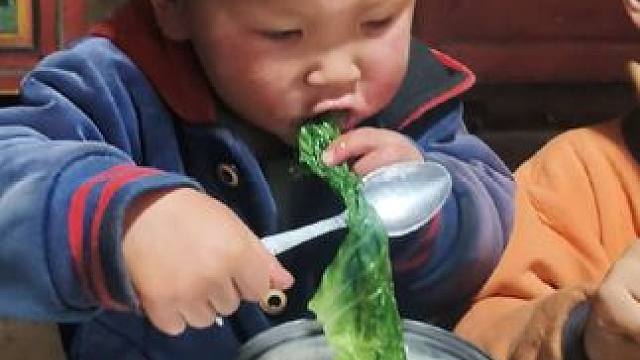 小双挺喜欢吃生菜。#农村娃