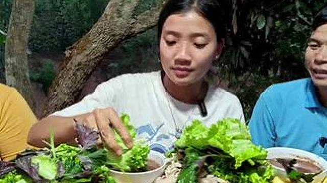 越南特色美食 #东南亚美食 #户外野餐 #农村户外美食 #越南女孩 #越南生活