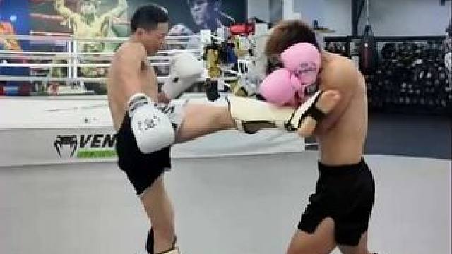 龙哥腿法实战感觉越来越好了！
腿法防守反击训练，
在深圳想练专业格斗的欢迎加入我们#格斗