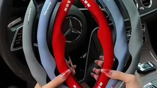 #上热门 #好物推荐 被车友追着问的方向盘卡套，今天推荐给大家，适用于所有方向盘形状，颜色在线，手感