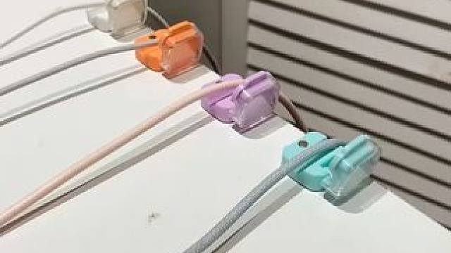 磁吸固定器 东西在精不在大，就这样一个磁吸小东西，直接把我桌面变整洁了。 #理线神器  #理线器  