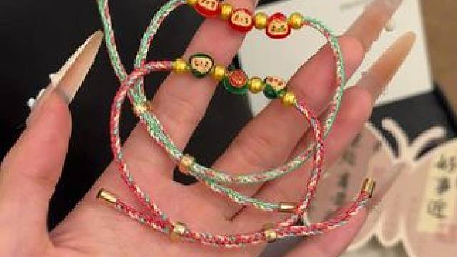 提前收到了好朋友送的
端午节五彩绳
她说愿我平安喜乐顺遂无忧
原来这就是被人惦记的感觉