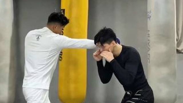 还不会拳击躲闪，那就跟着我练吧！