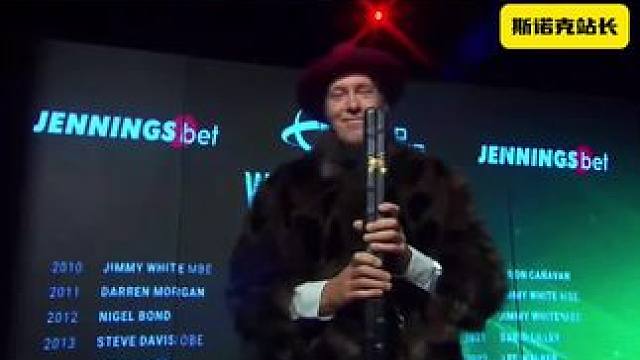 #斯诺克 斯诺克元老世锦赛有趣画面
太空人戴尔别样的出场，重要的是最后还整活了一下美女裁判