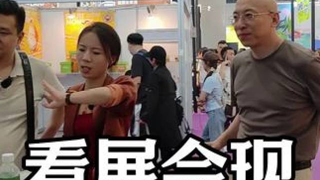 展会现场人潮涌，各家争奇斗艳。 #热门展览#鳄珍 #鳄鱼