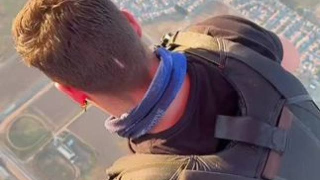 少年，去见一见命运里的风吧，人生不过三万天 #请你尽情享受仅活一次的人生 #跳伞 #极限运动