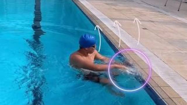 游泳转身技巧，一眼看懂正确游泳转身动作和错误动作的区别！ 一旦手接触到墙壁，立即开始快速收腿是时间最