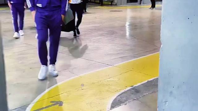 大战一触即发！皇马巴塞罗那球员先后抵达球场