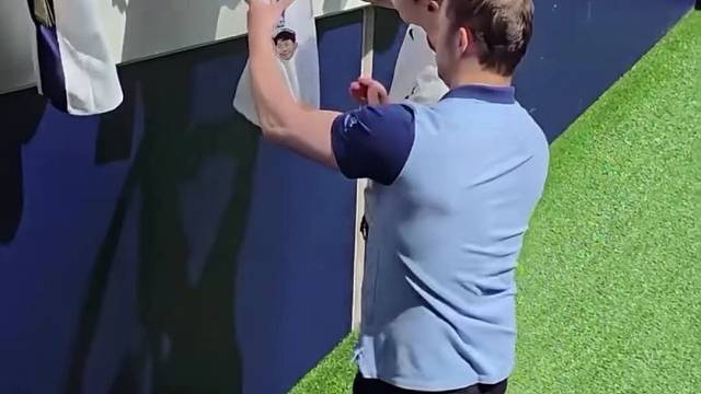 孙兴慜太有耐心了，和球迷签名足足签了三分钟