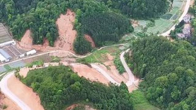 公路修到这里为何要绕个大弯？拉直不就完事了，现在咋整，真的是想不明白！#旅行推荐官 #公路 #奇特