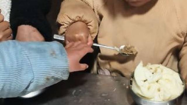 四个孩子挺喜欢吃包子的。#农村娃