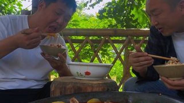 摘木姜子的美女也不来了，哥俩自己炖点鲫鱼吃吃，味道真爽！ #新农人计划2025 #大自然的馈赠 #大